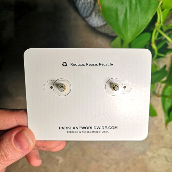 ☀️🆕 Pineapple Stud Earrings - Picture 3 of 3